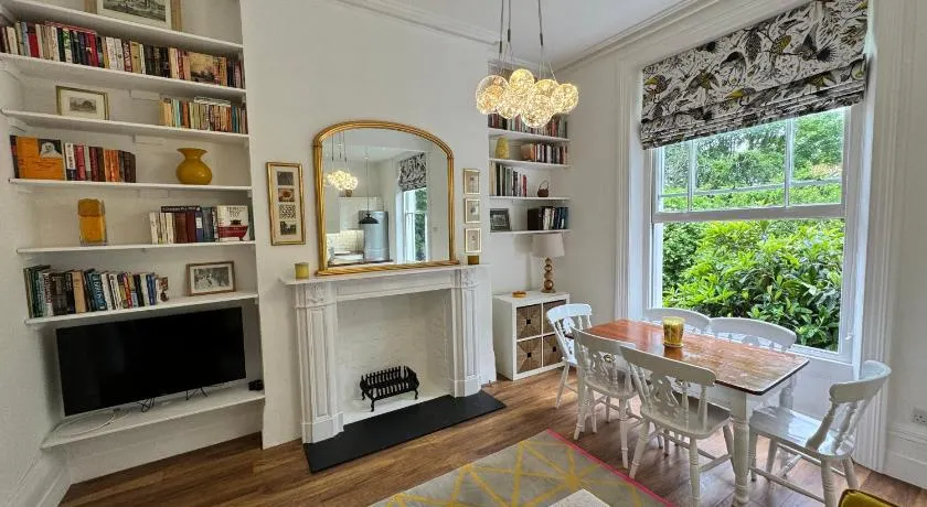 Exceptionally Large Newly-Refurbished 1-Bed Flat in Hither Green - Image 1