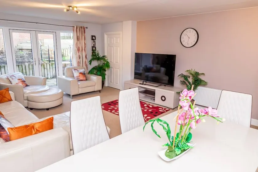 Spacious 4 Bed house with parking and garden at Reading - Image 1
