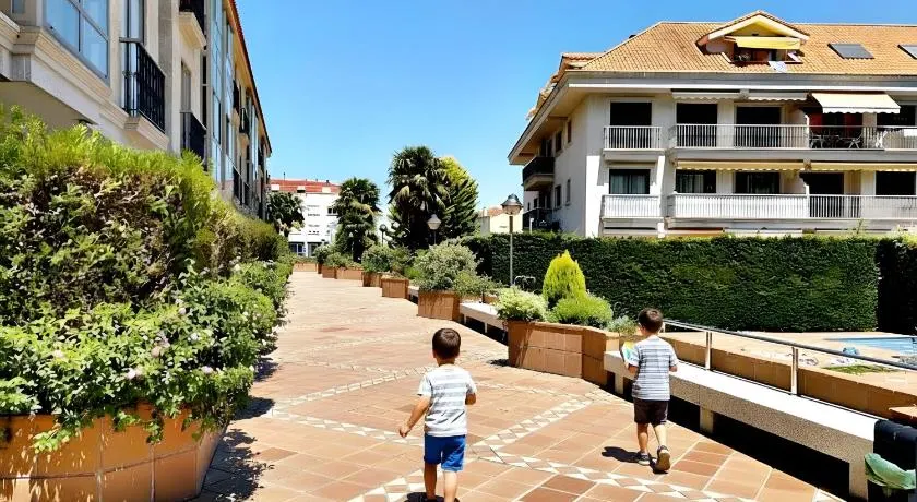 Holibai, Chuliña, Vacaciones Familiares en Baiona, Espacio, Piscina y Playa a un Paseo - Image 1