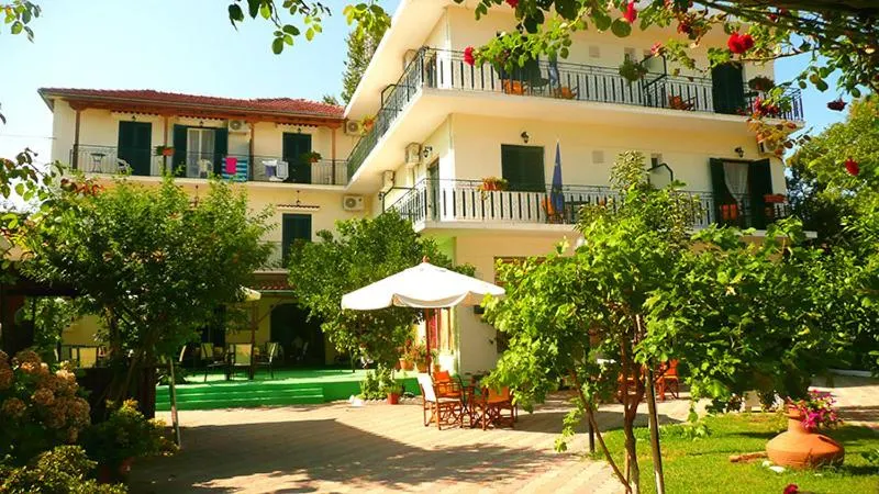 Des Roses Hotel - Image 1
