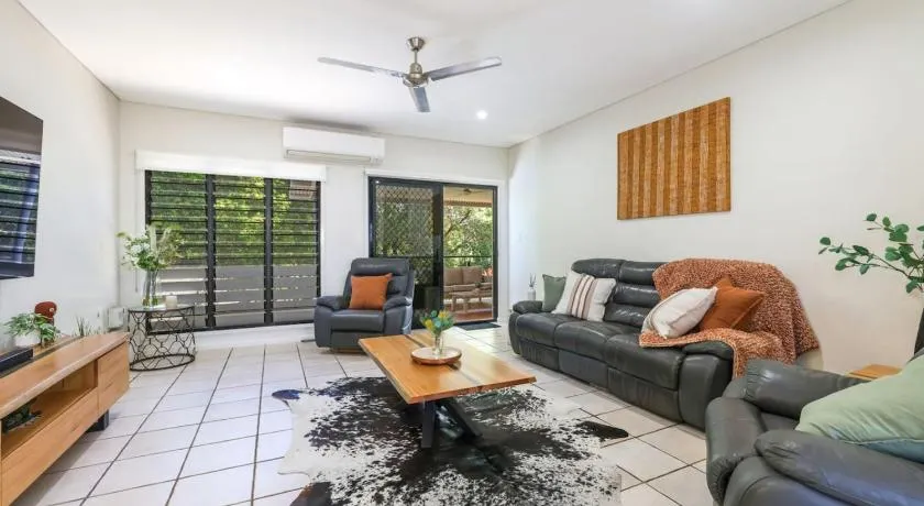 Huge Stylish Townhouse - Image 1