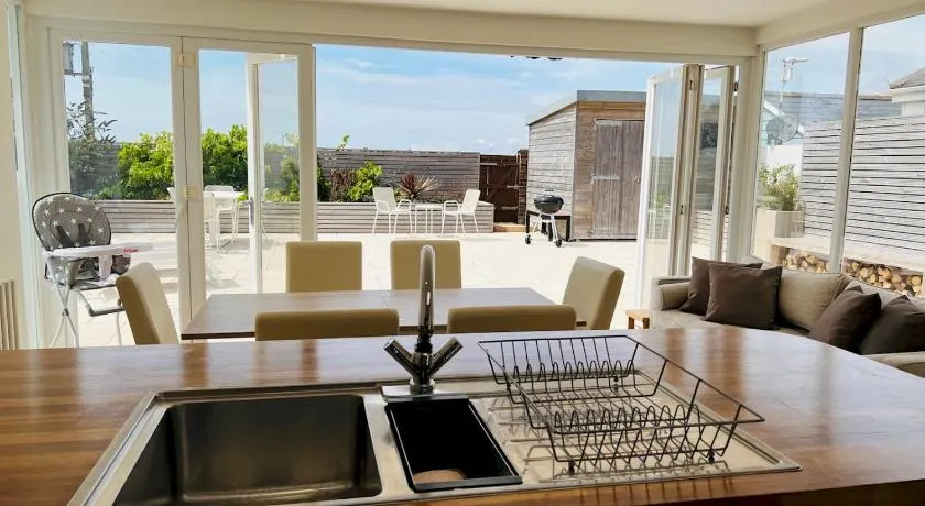 Fabulous Beach Front Holiday Location - Pass the Keys - Image 1