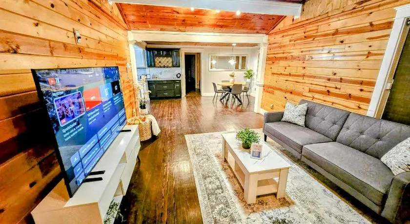 Woodhaven Cottage Downtown McKinney - Image 1