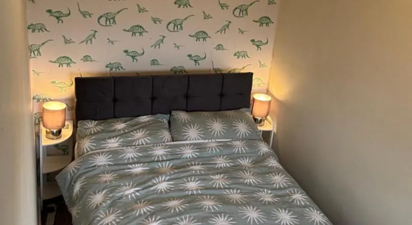 Room in Glasgow 20 mins away from city - Image 1