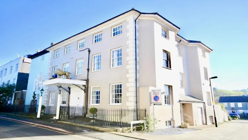 Golden Lion House - Historic, spacious townhouse - Image 1