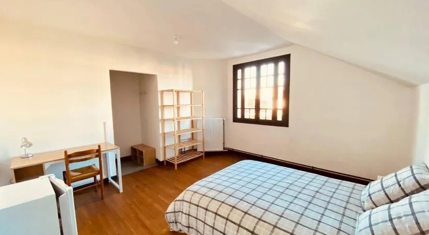 Chambre privative dans maison partagée avec d'autres voyageurs - Image 1