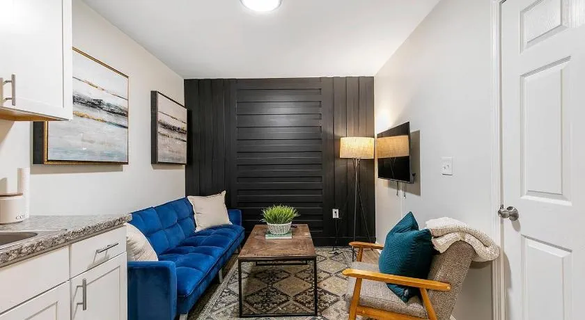 Charming 2BR Retreat-Free Parking - Image 1