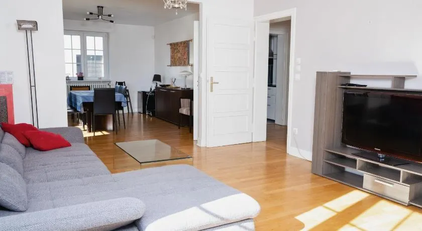 Charmant appartement avec terrasse dans villa - Image 1