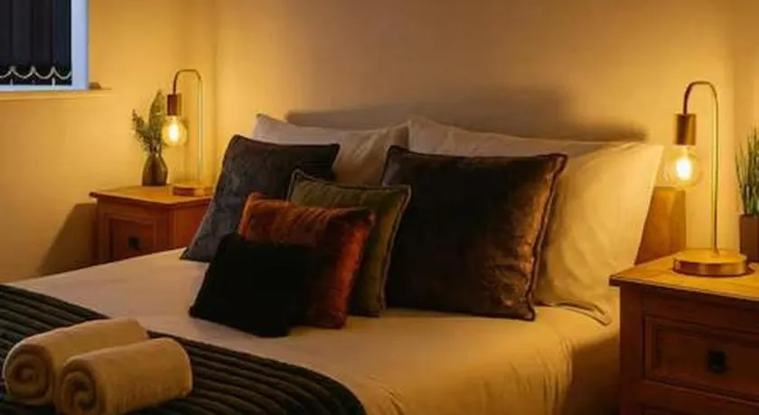 The Bee's Nest Guest House Manchester - Image 1