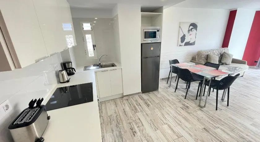 Comfortable pool view apartment - Image 1