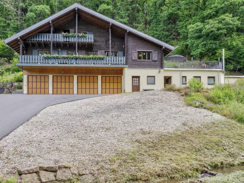 Cozy Chalet in Mürlenbach with Forest Near - Image 1