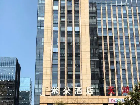 V TOUR Hotel - Image 1
