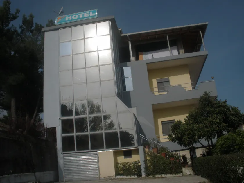 Qiqi Hotel - Image 1