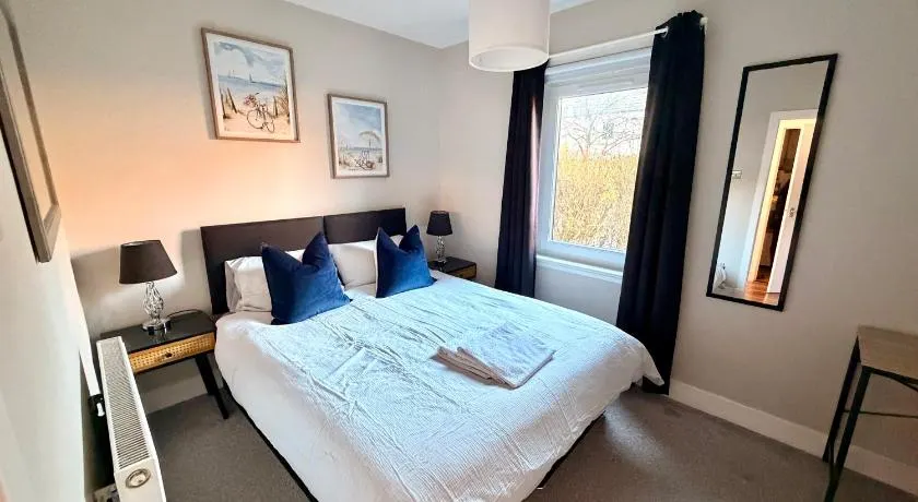 South Gyle House - SuperFast WiFi and Free Parking - 7 minutes from Edinburgh Airport - Image 1