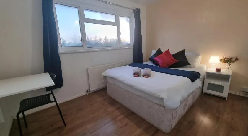 Cheerful 4/5 bed house - Heathrow - Image 1