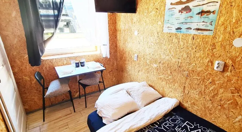 SUB HEL. Budżetowe pokoje w domu z basenem. Wokół domu tylko natura. Balkon zbyteczny. - Image 1