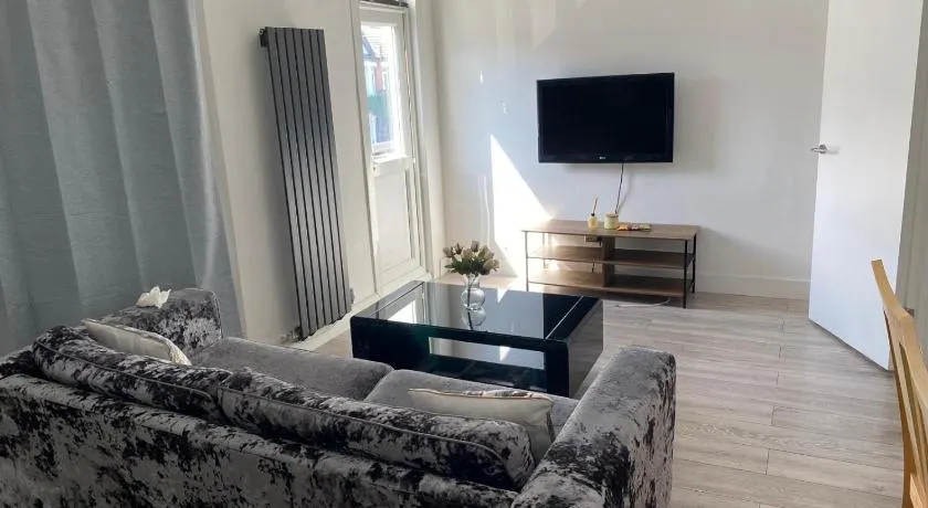 Stylish 3 Bed Seaside Apartment Central Southend Location & Steps from the Beach - Image 1