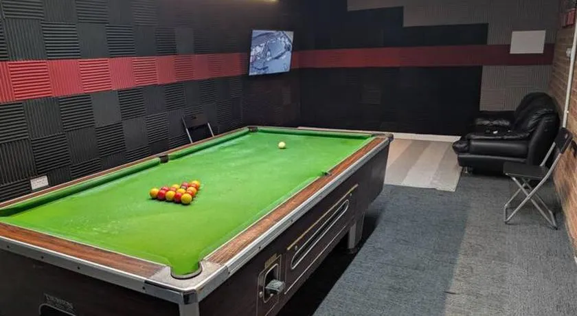 Spacious 3 bedroom house with games room - Image 1