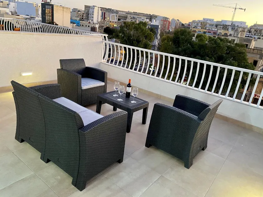 Centric and Modern Penthouse close to Amenities - Image 1