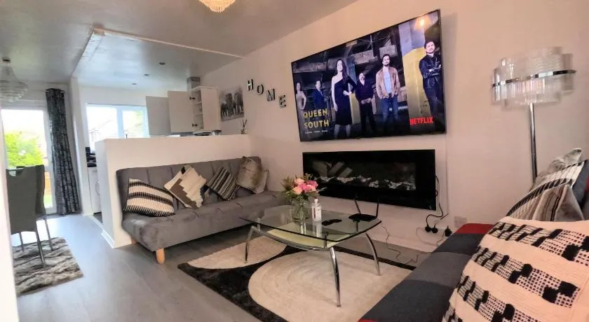 Milton Keynes Luxury Short Stay House with WIFI and Free Parking - Image 1