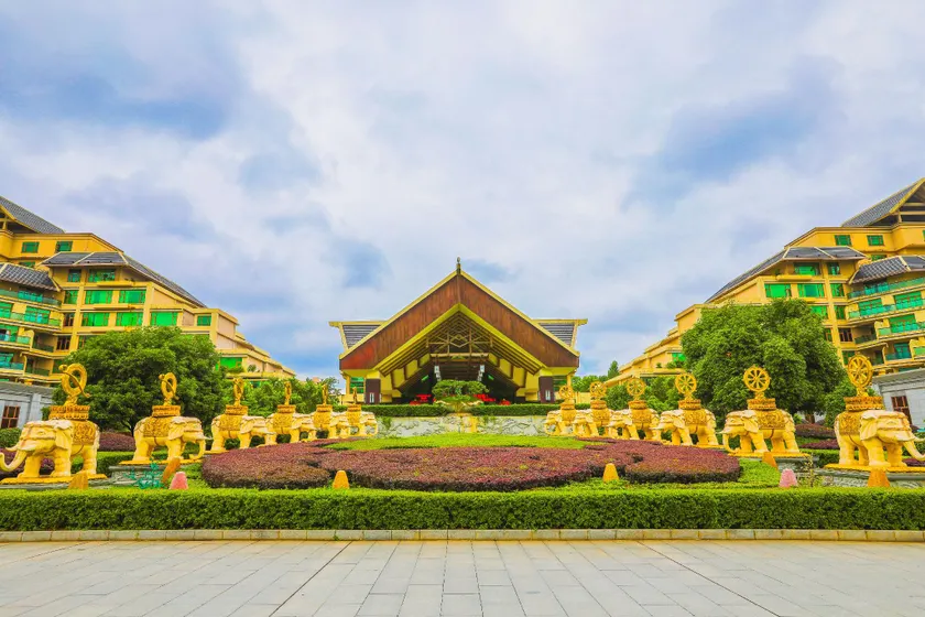 Linyin Holiday Hotel - Image 1