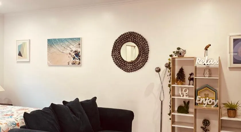 Modern Garden Studio by CENTERA- Near CBD and The Parade with Free Car Park - Image 1