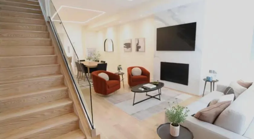 Sleeps 12 Downtown Entire home with rooftop - Image 1