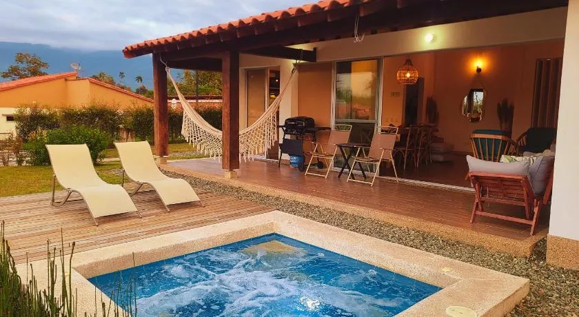Casa Campestre en zona exclusiva con Jacuzzi, a 10 min del aeropuerto, 20 min parque del café, WiFi, parqueadero privado, vigilancia 24 hrs y amplias zonas sociales - Image 1