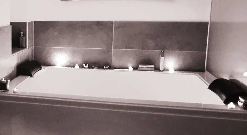 Elle & Lui en Jacuzzi - Image 1