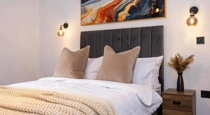 2BR Leigh Retreat Cinema Room, WiFi & Sleeps 6 - Image 1