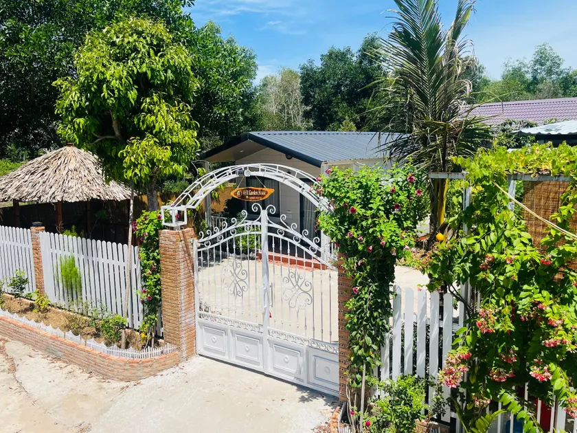 AHK Garden House, a modern house, near the beach - Image 1