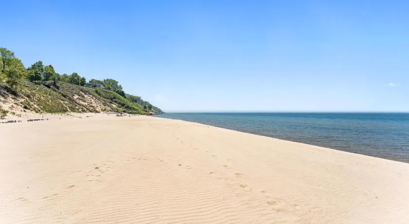 Experience luxury at Lakefront Villa - Image 1