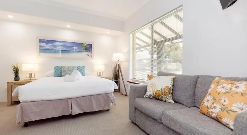 A2 Spacious Apartment with WiFi Kitchenette - Image 1