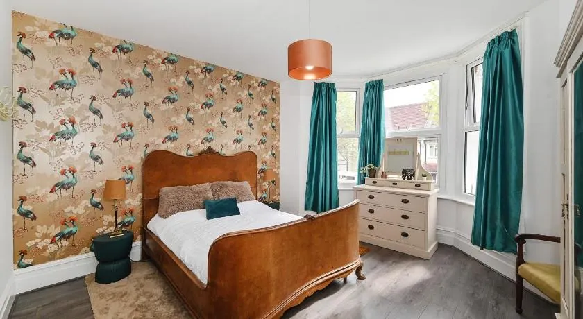Croydon, victorian garden maisonette, free parking, Gatwick accessible - Image 1