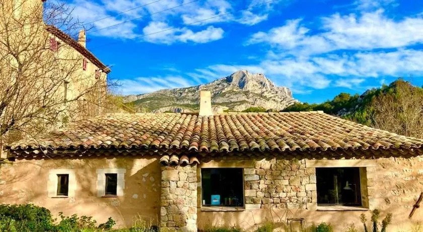 Maison à Aix en provence au pied de la Sainte Victoire - Image 1