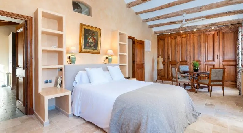 Casa de Piedra ubicada en el exclusivo wine village de Viladellops, te ofrece una experiencia única, donde el lujo y la tradición se fusionan en un entorno natural privilegiado - Image 1