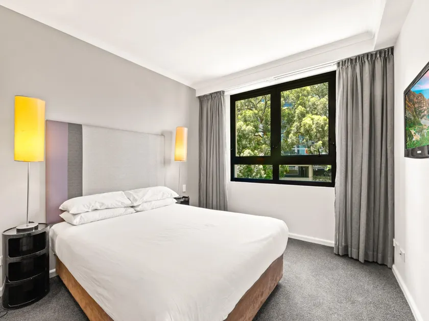 Sleek 1-Bed by Jubilee Park with Pool - Image 1