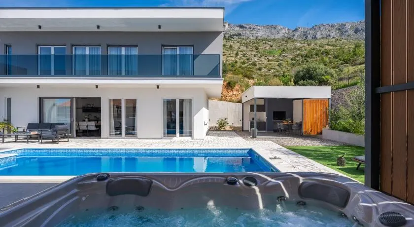 Villa Hill with private 32sqm heated pool and hydro-massage, 4 en-suite bedrooms, 200m from the sandy beach - Image 1
