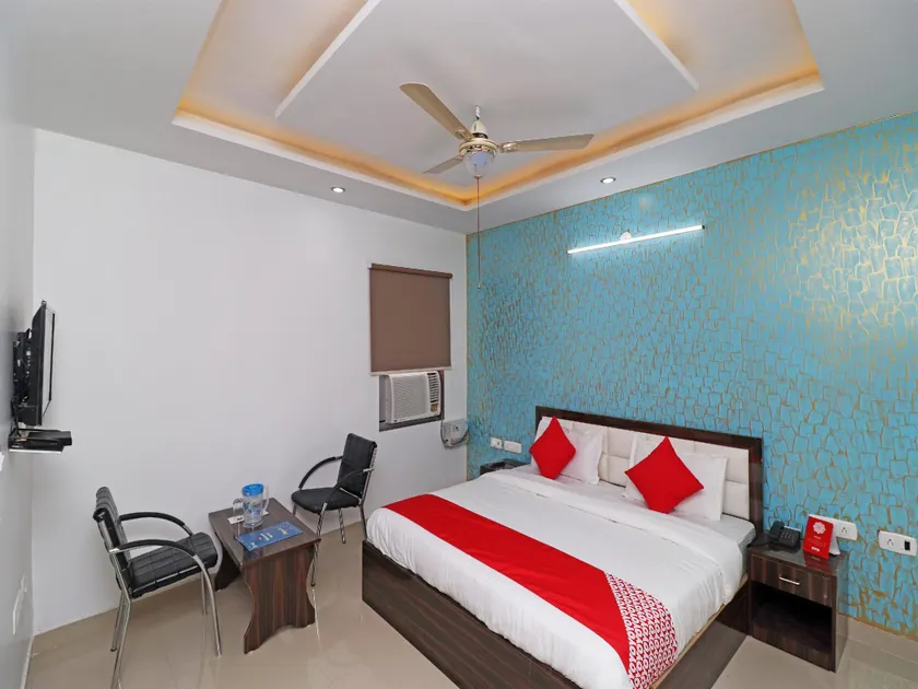 OYO 28849 Hotel Sunshine - Image 1