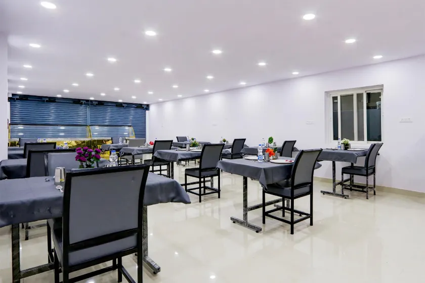 OYO 829231 SR LUXURY ROOMS - Image 1