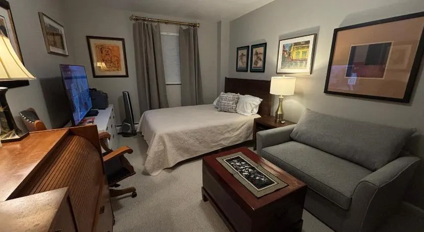 Cozy Brooklyn Home, Private Room in Host Shared Apartment - Image 1