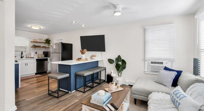 5 min walk to Asbury Park, 4 beach badges, firepit, grill, porch, cool AC - Image 1