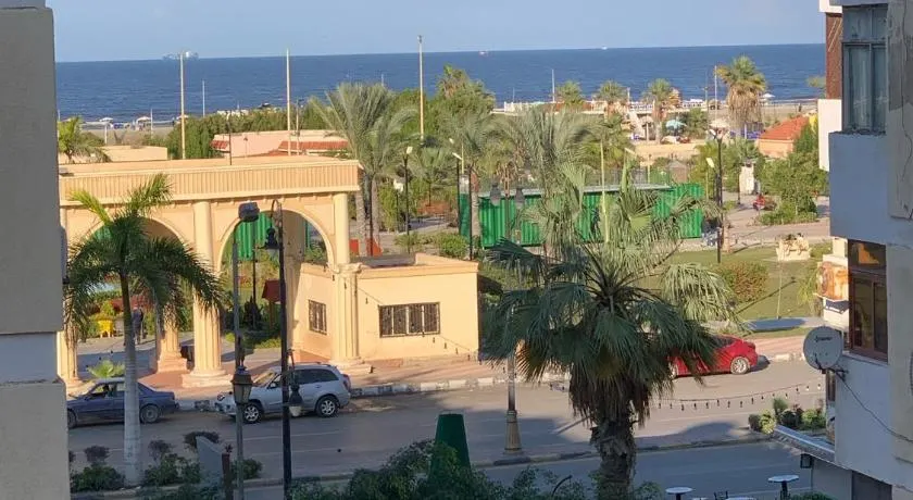 شقة 2 غرفة كبيرة ترى البحر مباشر مكيفة وسط المدينة بورسعيد - Image 1