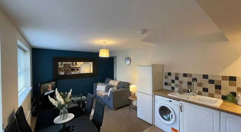 Large Apartments next to East Midlands Airport with Free Gated Parking! - Image 1
