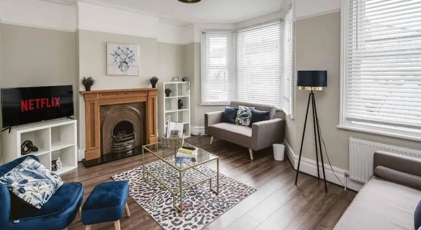 Elegant 5 bed house with parking- Photo ID Required - Image 1