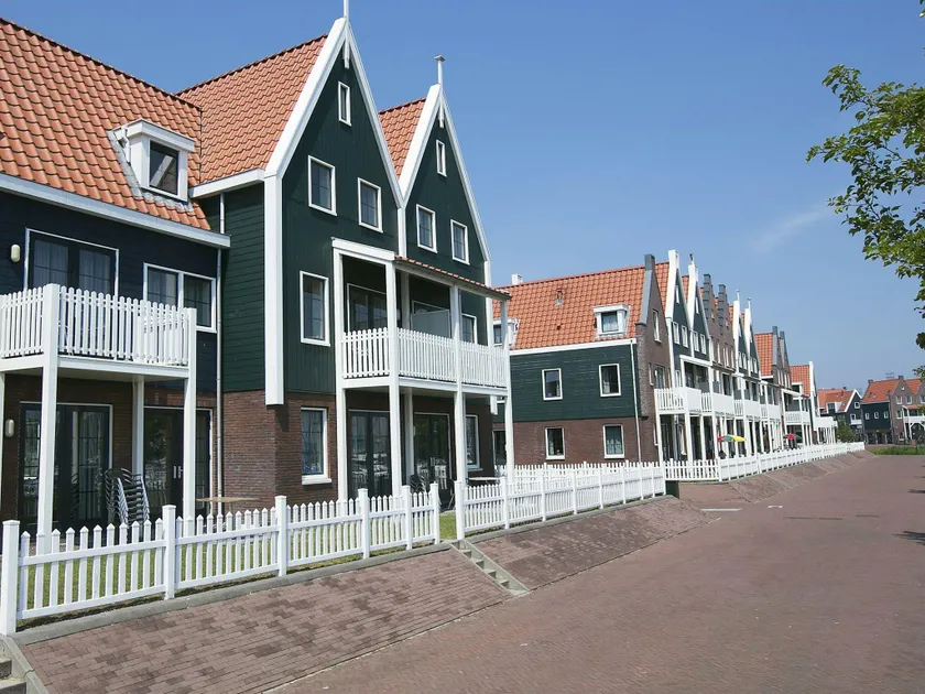 Restyled apartment in Volendam style on the Markermeer - Image 1