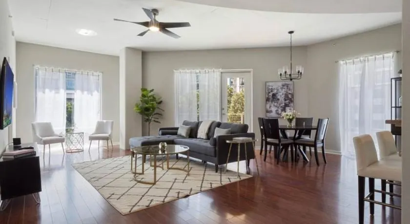 Extra Large 1 Bdrm Condo & Gym - Image 1