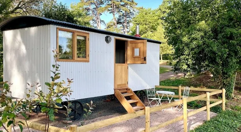 The Hereford Hut, Charming 1 bedroom Shepherds Hut - Image 1