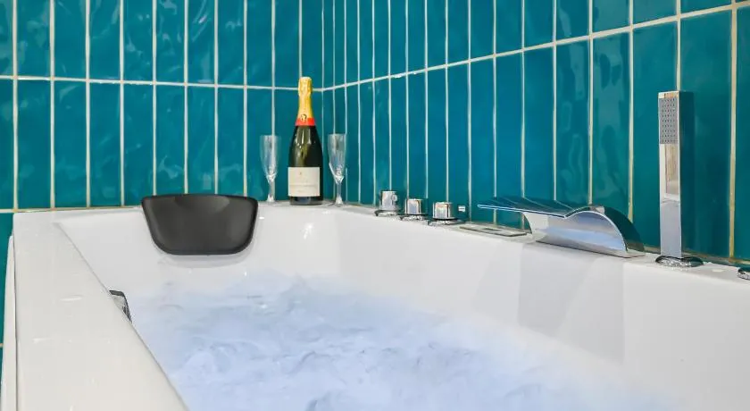 Le Repaire - Love Room - Jacuzzi - Wifi - Image 1