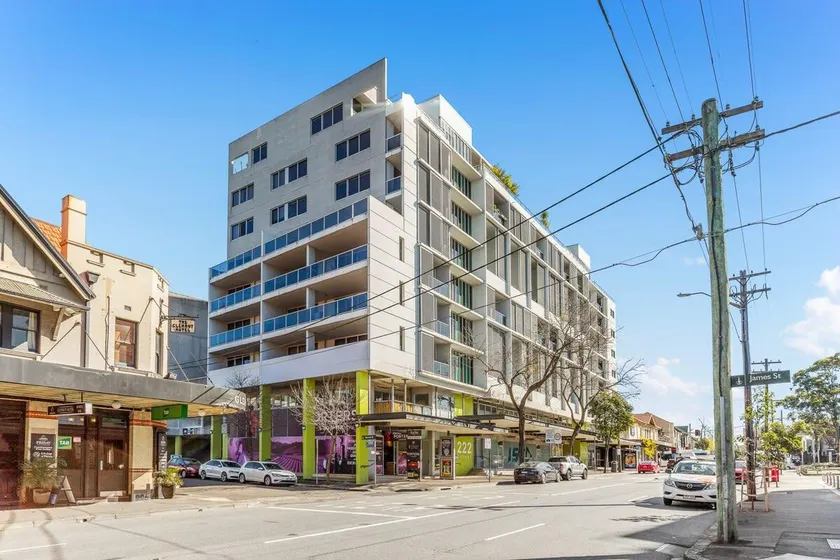 Spacious 2-Bed with Two Balconies with City Views - Image 1